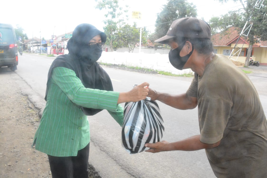 Jelang HUT Ke-49 Korpri, Korpri TNI Sub Unit Makorem 071/Wijayakusuma Peduli Sesama dalam Jum’at Berkah