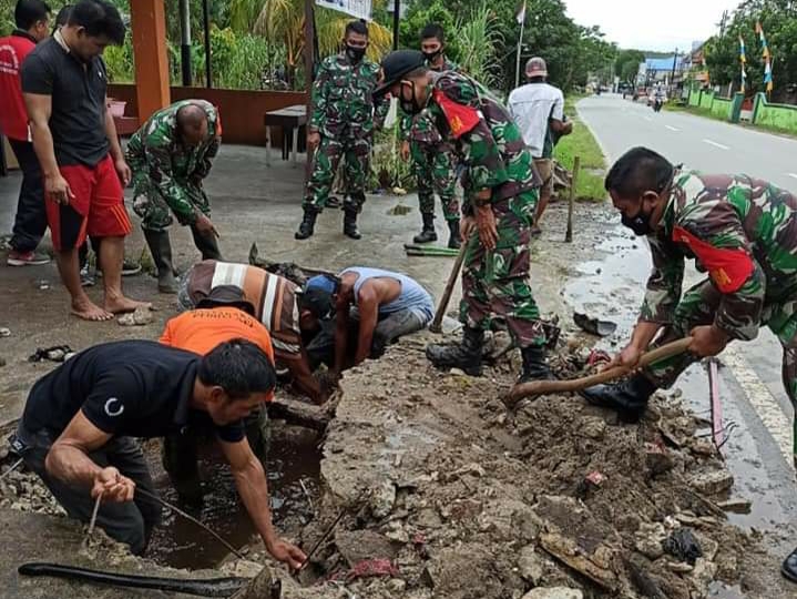 Cegah Genangan Air, Koramil Mandor Gotong Royong Bersihkan Drainase