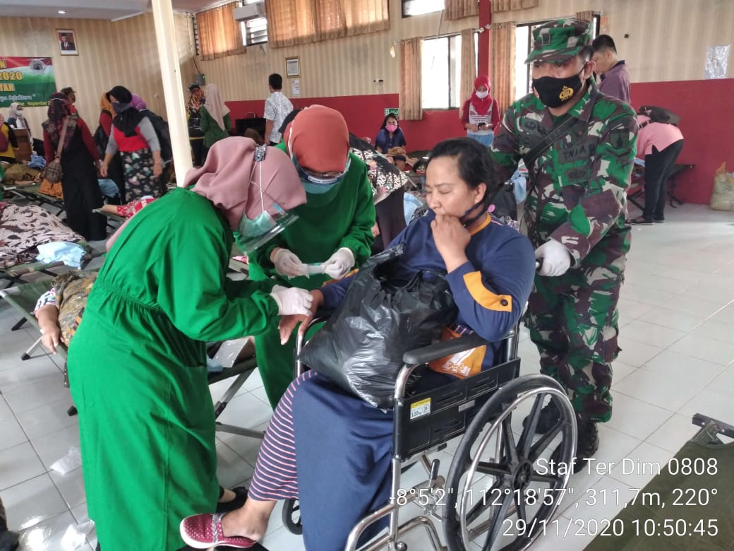 Kodim 0808/Blitar Bersama BKKBN Menggelar Bhakti Sosial Pelayanan MOW