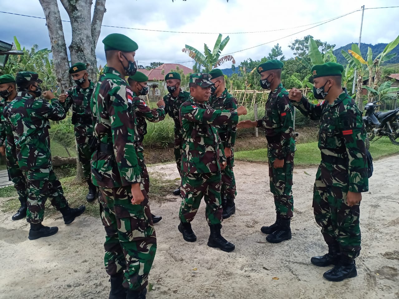 Dankolakops Kodam VI/Mlw Kunjungi Pos Terluar Satgas Pamtas Yonif 623/BWU