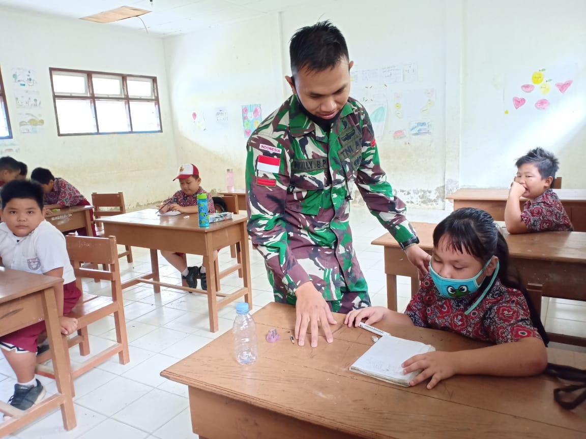 Cerdaskan Anak Perbatasan, Satgas Yonif R 200/BN Menjadi Guru Bantu di SDN Long Punjungan