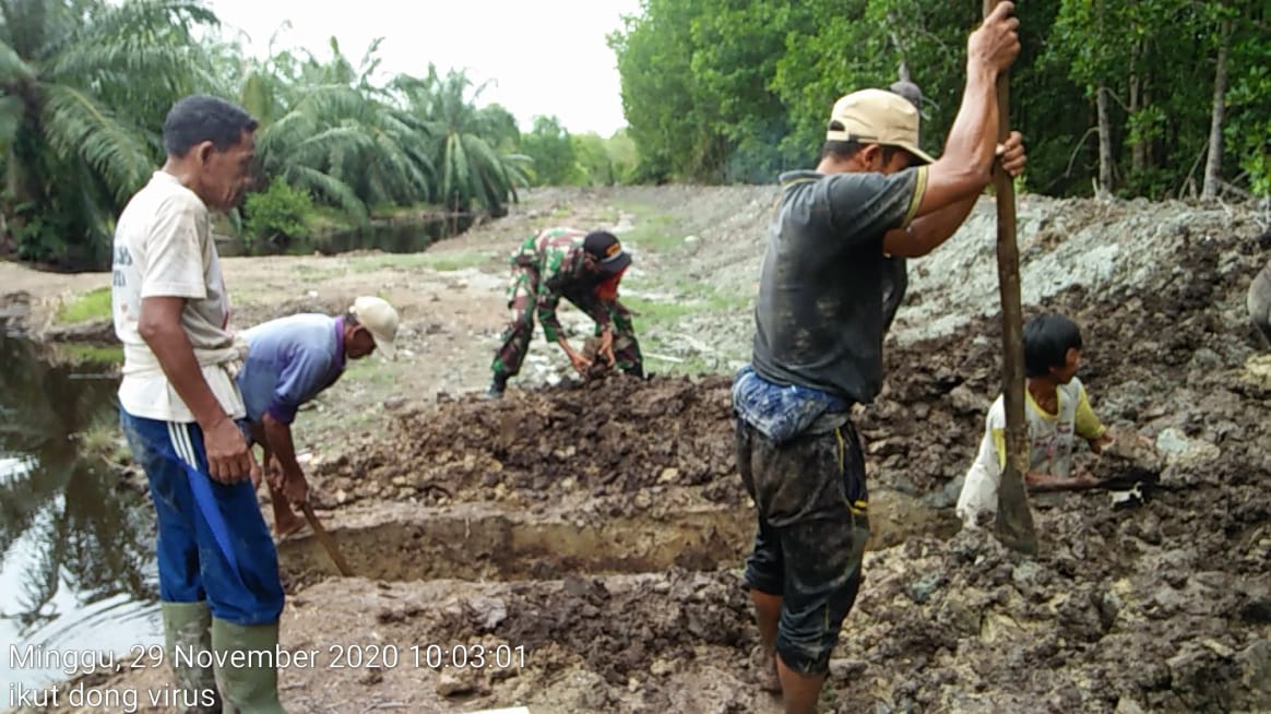 Musim Penghujan Tiba Untuk Menghindari Banjir, Personel Jajaran Kodim 0208/Asahan Laksanakan Gotong Royong