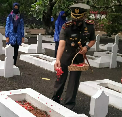 HUT Korpri Ke 49, Dandim 0506/Tgr Hadiri Ziarah dan Tabur Bunga di TMP. Taruna