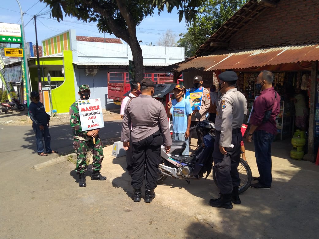 Koramil 0803/07 Bagikan Masker Kepada Pengguna Jalan