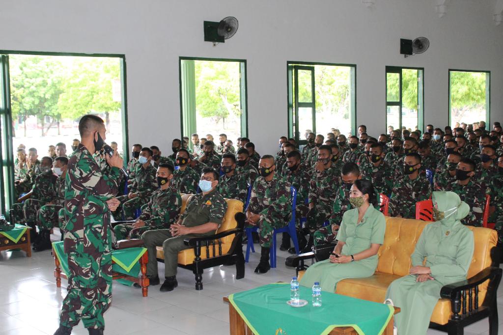 Prajurit dan Persit Yonif PR 501 Kostrad Menerima Pengarahan Dari Bintal Kostrad