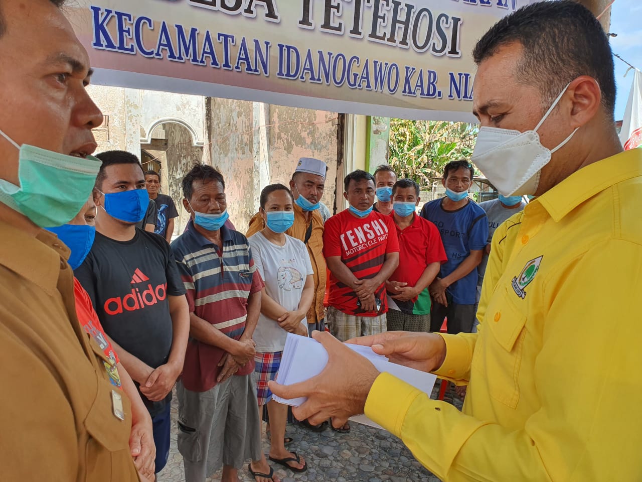 Golkar Peduli, Ketua DPD Golkar Sumut Bantu 14 KK Warga Korban Kebakaran di Nias