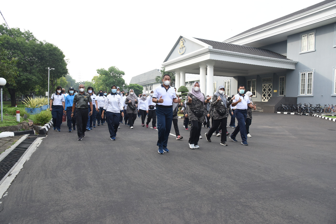 Jaga Stamina dan Silaturahim, Gubernur AAL Olahraga Bersama Prajurit