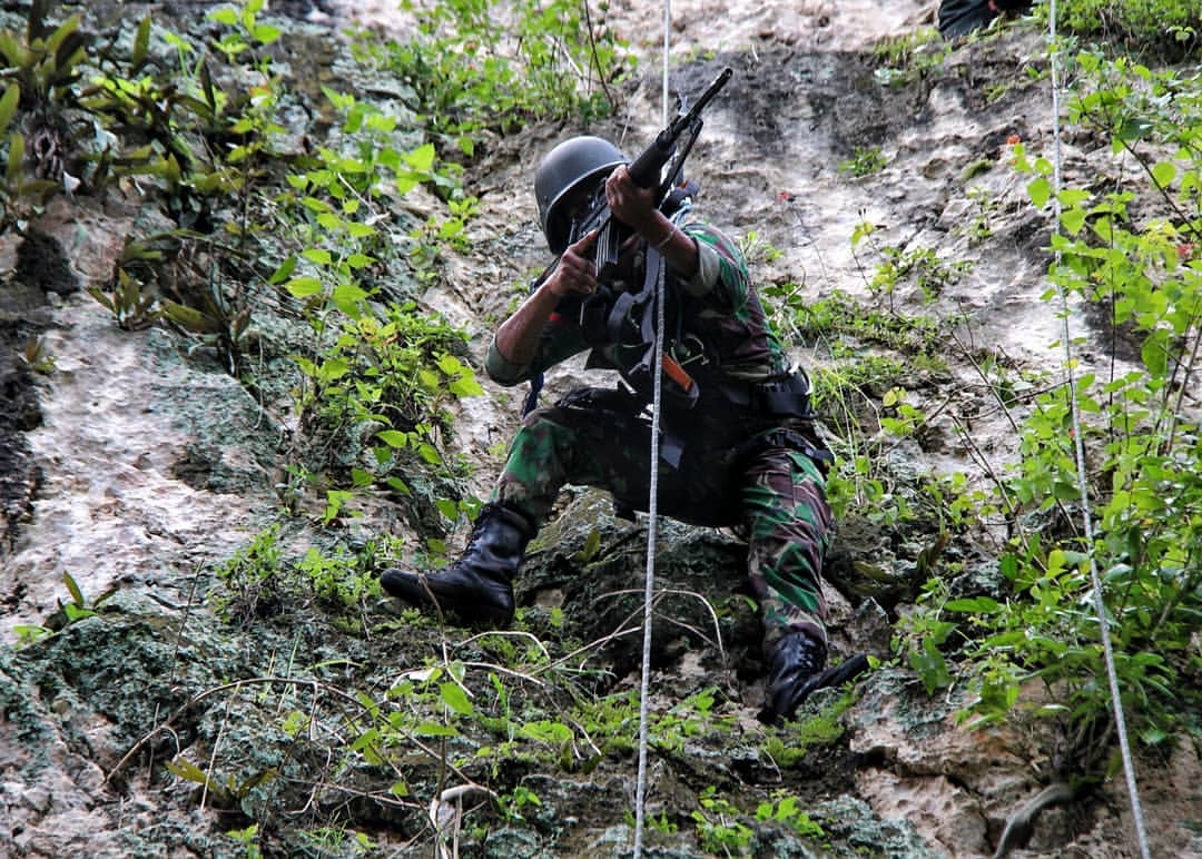 Prajurit Brigade Infanteri Raider 13 Kostrad Melaksanakan Latihan Pendaki Serbu