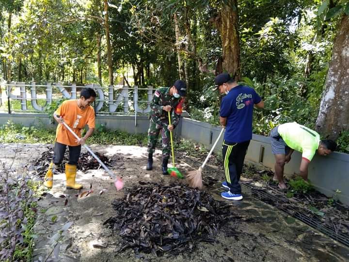 Peduli Aset Budaya, Koramil Jagoi Babang Gotong Royong Bersihkan Rumah Adat