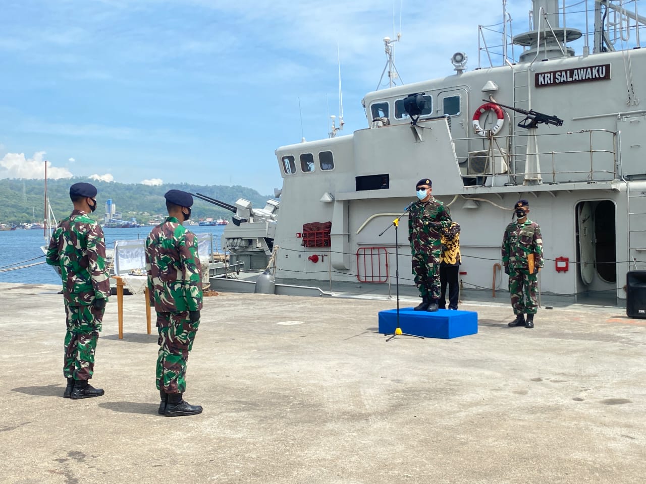 Komandan Satuan Kapal Patroli Lantamal V Pimpin Sertijab Komandan KRI Salawaku-842 di Banyuwangi