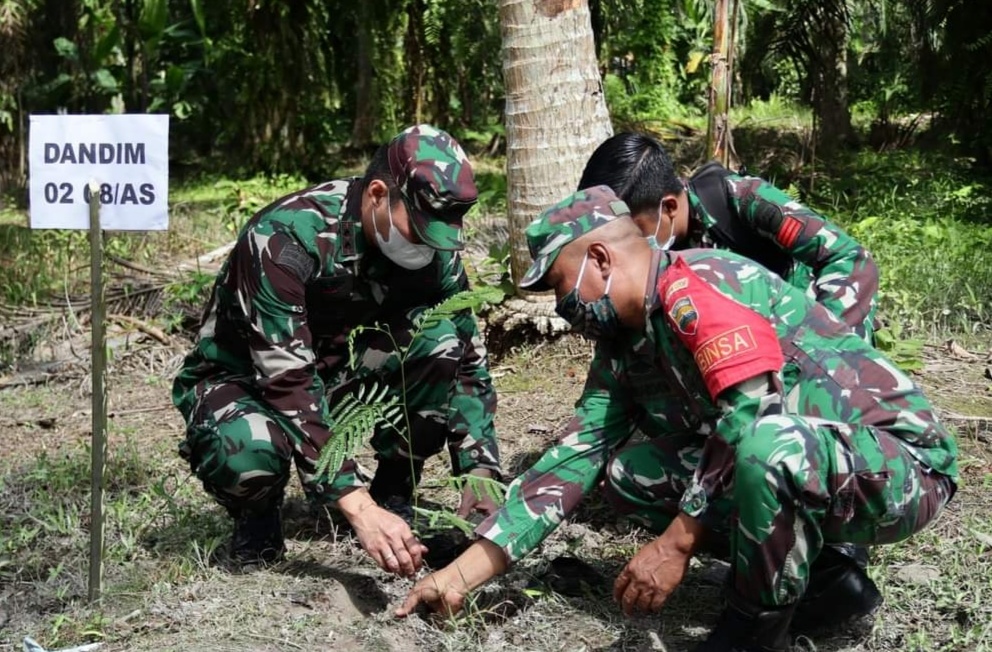 Dandim 0208/Asahan Tanam Bibit Tanaman di Kebun Rakyat