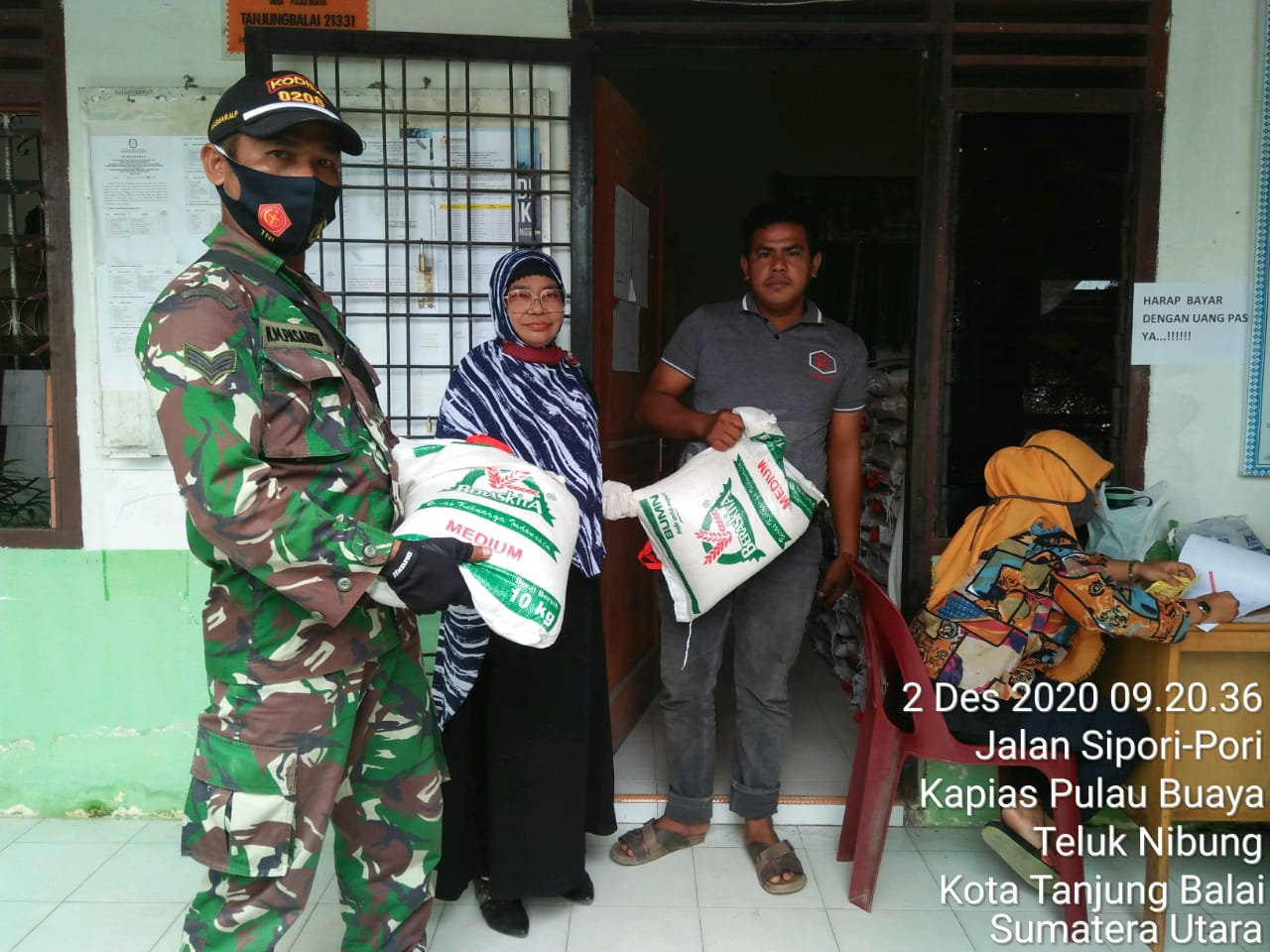 Personel Jajaran Kodim 0208/Asahan Monitor Pengambilan Beras Madani Bantuan Beras Murah