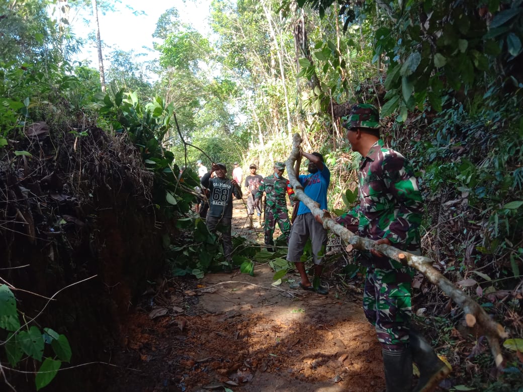 Bersama Masyarakat, Koramil Sanggau Ledo Bersihkan Jalur Penghubung Desa