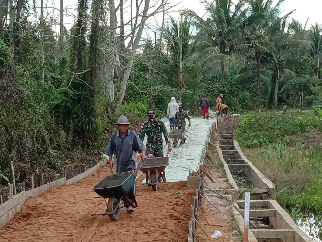 Satgas Pamtas Yonif 642/Kapuas Bersama Warga Bangun Jalan Desa