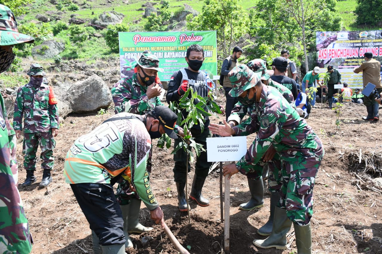 Peringati Hari Juang Kartika Tahun 2020, Kodim 0802/Ponorogo Gelar Bakti Sosial dan Penanaman Pohon