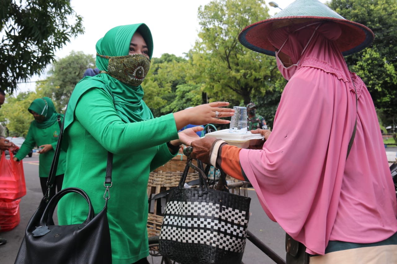 Jum’at Berkah, Persit KCK Cabang XIX Kodim Ngawi Berbagi Terhadap Sesama