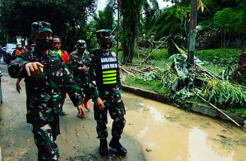 Sambangi Korban Banjir, Dandim 0201/BS Bagikan Makanan dan Snack