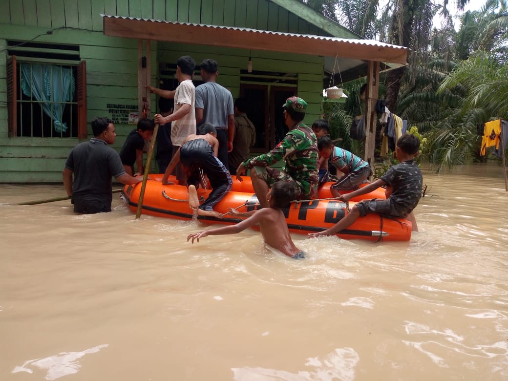 Personel Jajaran Kodim 0208/Asahan Pantau Banjir Kiriman Diwilayah Binaan