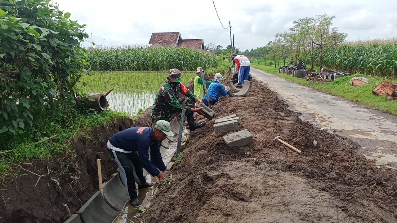 Bersama Warga Binaannya, Babinsa Desa Kotes Laksanakan Karya Bakti Perbaiki Irigasi