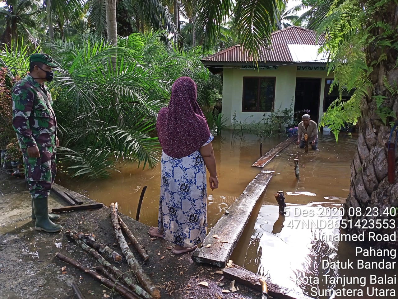 Melihat Cuaca Hujan, Personel Jajaran Kodim 0208/Asahan Monitor Wilayah Terendam Banjir