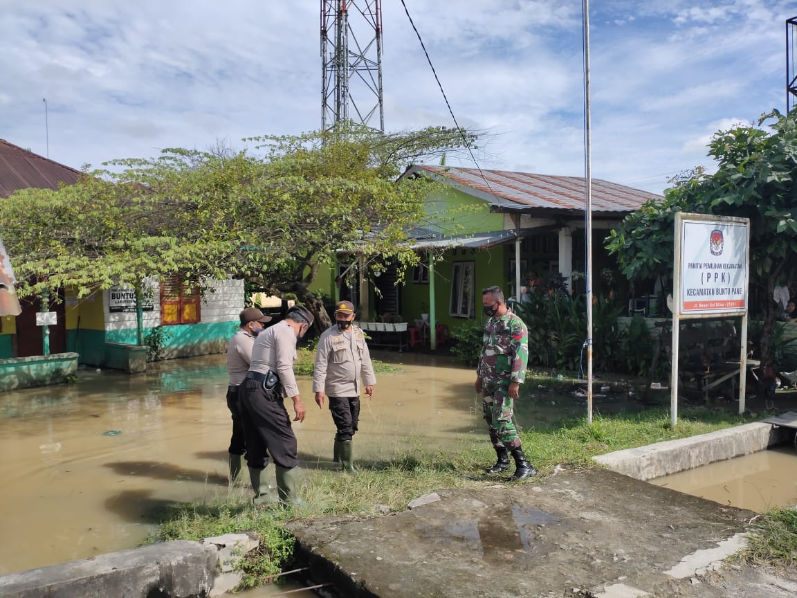 Danramil 13/Buntu Pane Kodim 0208/Asahan Tinjau Langsung Perumahan Warga Yang Terendam Banjir 