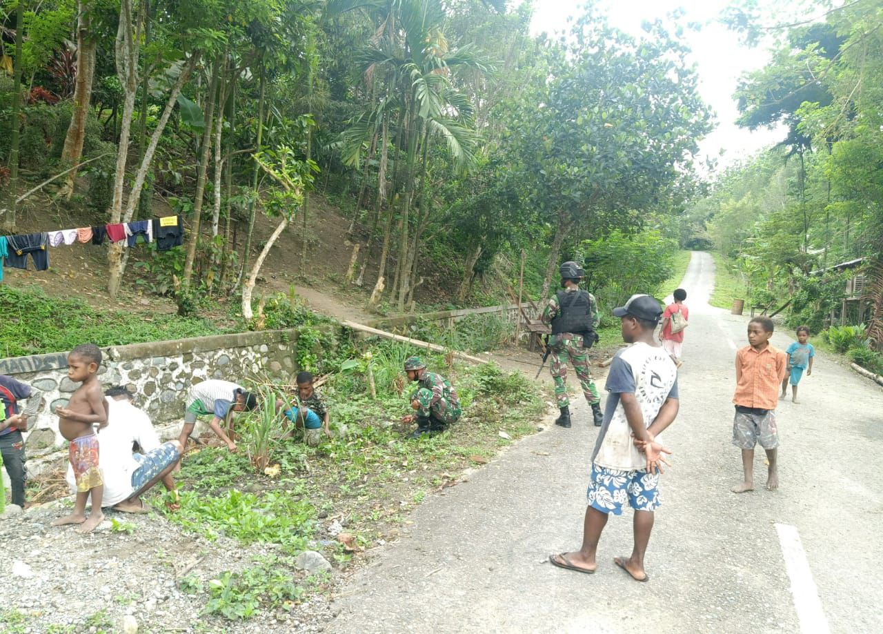 Satgas Yonif Raider 100/PS Pos Karang Ajak Masyarakat Bersihkan Pinggir Jalan Kp. Yuwainda