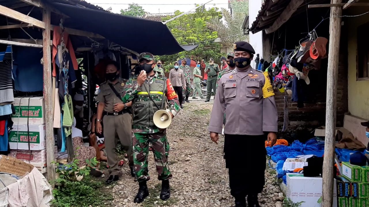 Hentikan Penyebaran Covid-19, Koramil 0802/06 Sukorejo Bersama Unsur Terkait Berikan Sosialisasi dan Bagikan Masker Kepada Warga