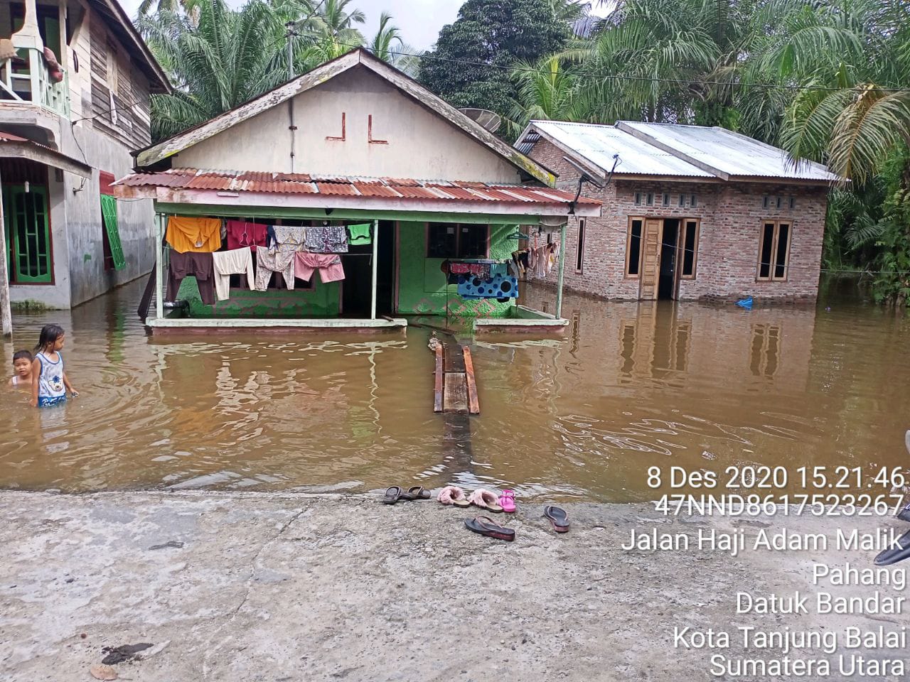 Personel Jajaran Kodim 0208/Asan Monitoring Wilayah di Tinggi Raja yang Tergenang Air