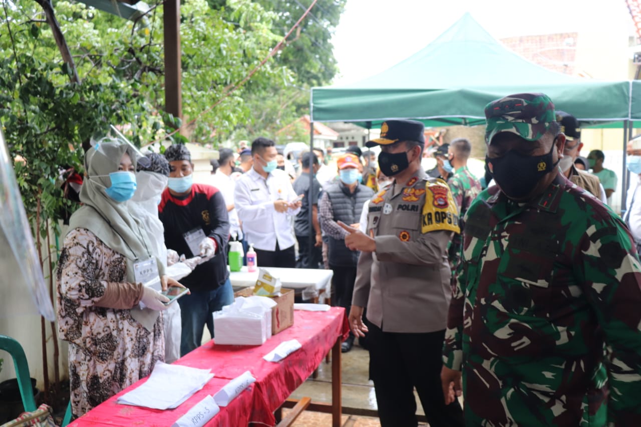 Kapolda Banten Bersama Pangdam III Siliwangi dan Wagub Banten Tinjau TPS di Kabupaten Serang