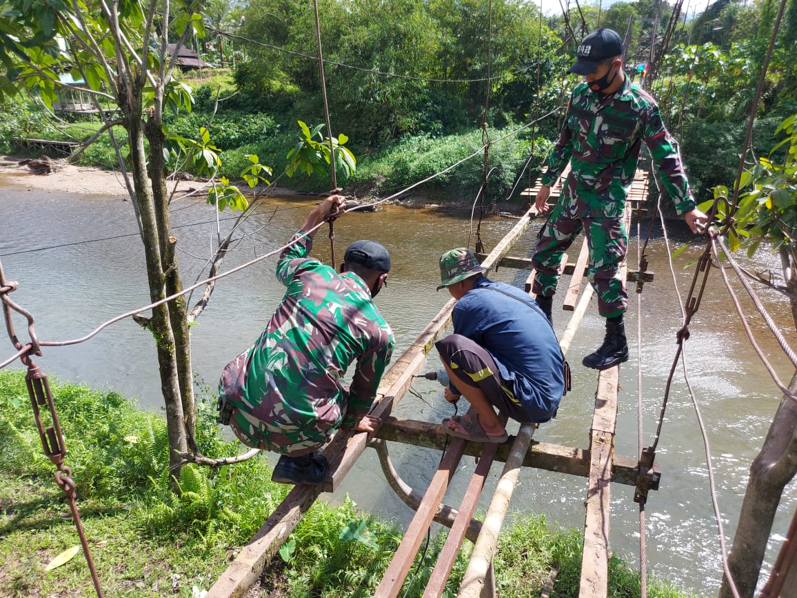 Ringankan Beban Warga, Satgas Pamtas 642 Karya Bhakti Perbaiki Jembatan