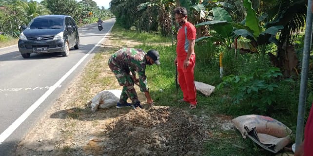 Lancarkan Aktifitas, Satgas Yonif 642 Bersama Warga Perbaiki Jalan Berlubang