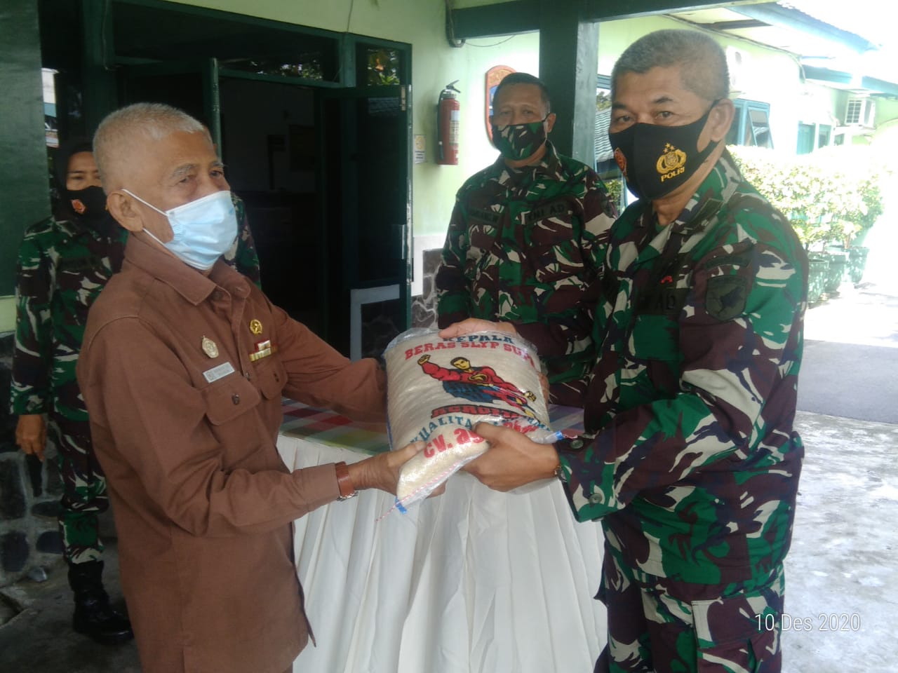 Hari Juang TNI AD, Babinminvetcaddam XII/Tpr Berikan Tali Asih Kepada Veteran dan Warakawuri