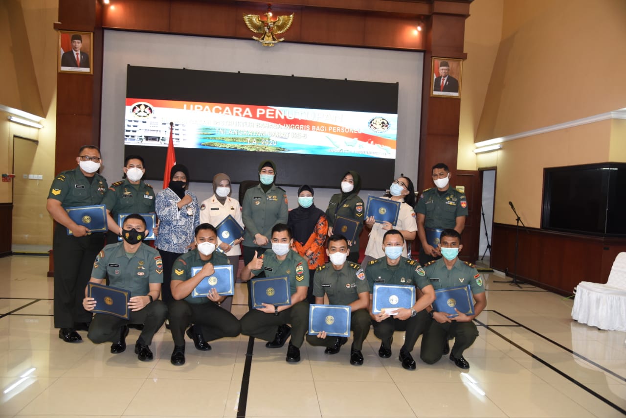 Kapusdiklat Bahasa Badiklat Kemhan Resmi Tutup Kursus Dasar Instruktur Bahasa Inggris TNI AD Ke-6 TA. 2020