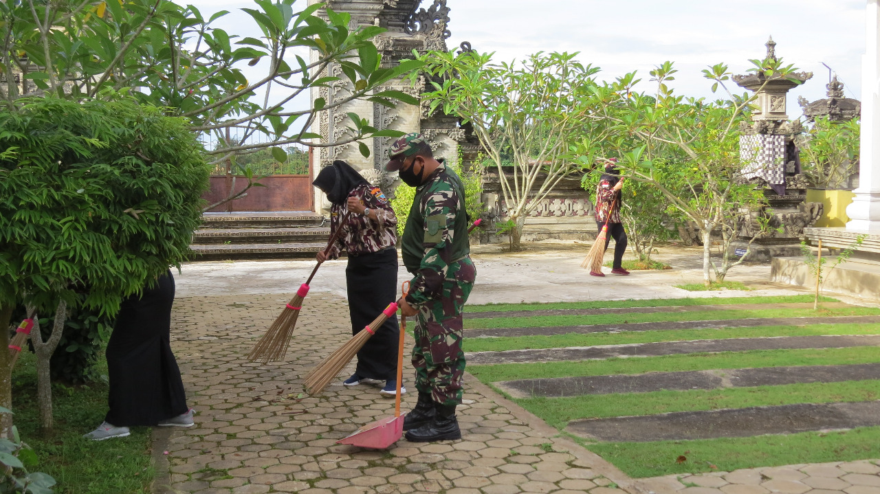 Sambut Hari Juang TNI-AD, Danramil 0906-01/Tgr Kota Pimpin Karya Bhakti Pengecatan dan Pembersihan Tempat Pura