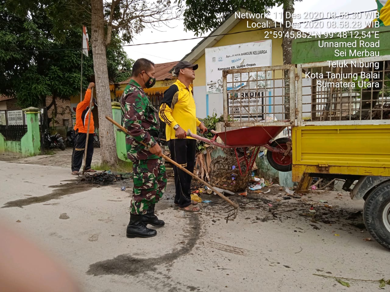 Personel Jajaran Kodim 0208/Asahan, Bangun Kebersamaan Aparat Kelurahan, Masyarakat Bergotong Royong Bersihkan Jalan dan Pembuangan Sampah