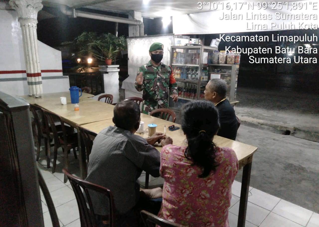 Patroli Malam Personel Jajaran Kodim 0208/Asahan Berikan Edukasi Covid-19 Kepada Warga Diluar Rumah