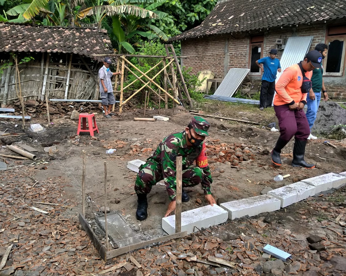 Koramil 11/Widodaren Bersama Masyarakat Gotong – Royong Bangun Rumah Warga