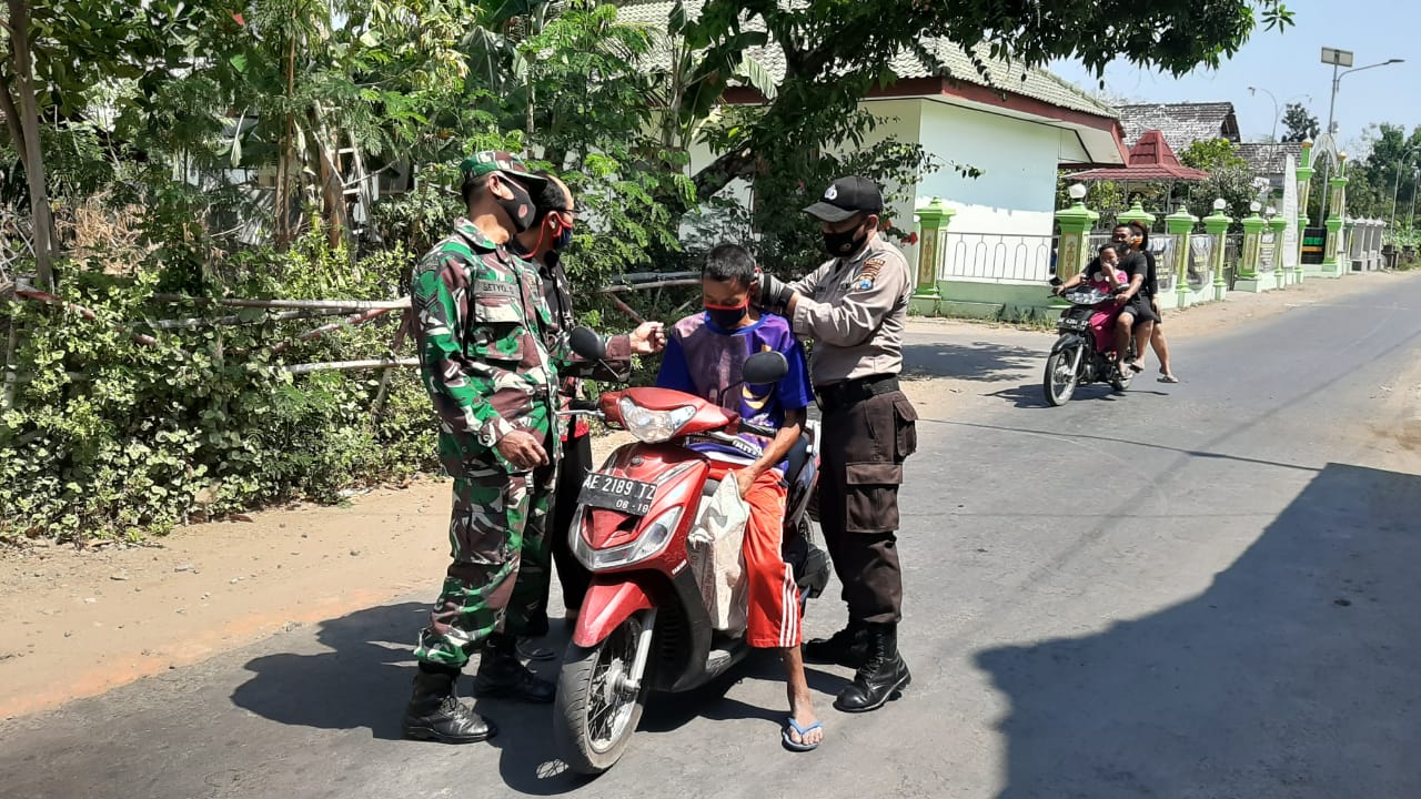 Bersinergi Lawan Covid, Babinsa Kodim 0802/Ponorogo Bersama Unsur Terkait Himbau Warga Patuhi 3M