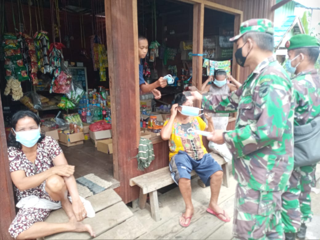 Hadang Laju Penyebaran Covid-19, Koramil Pendang Bagikan Masker di Gunung Rantau