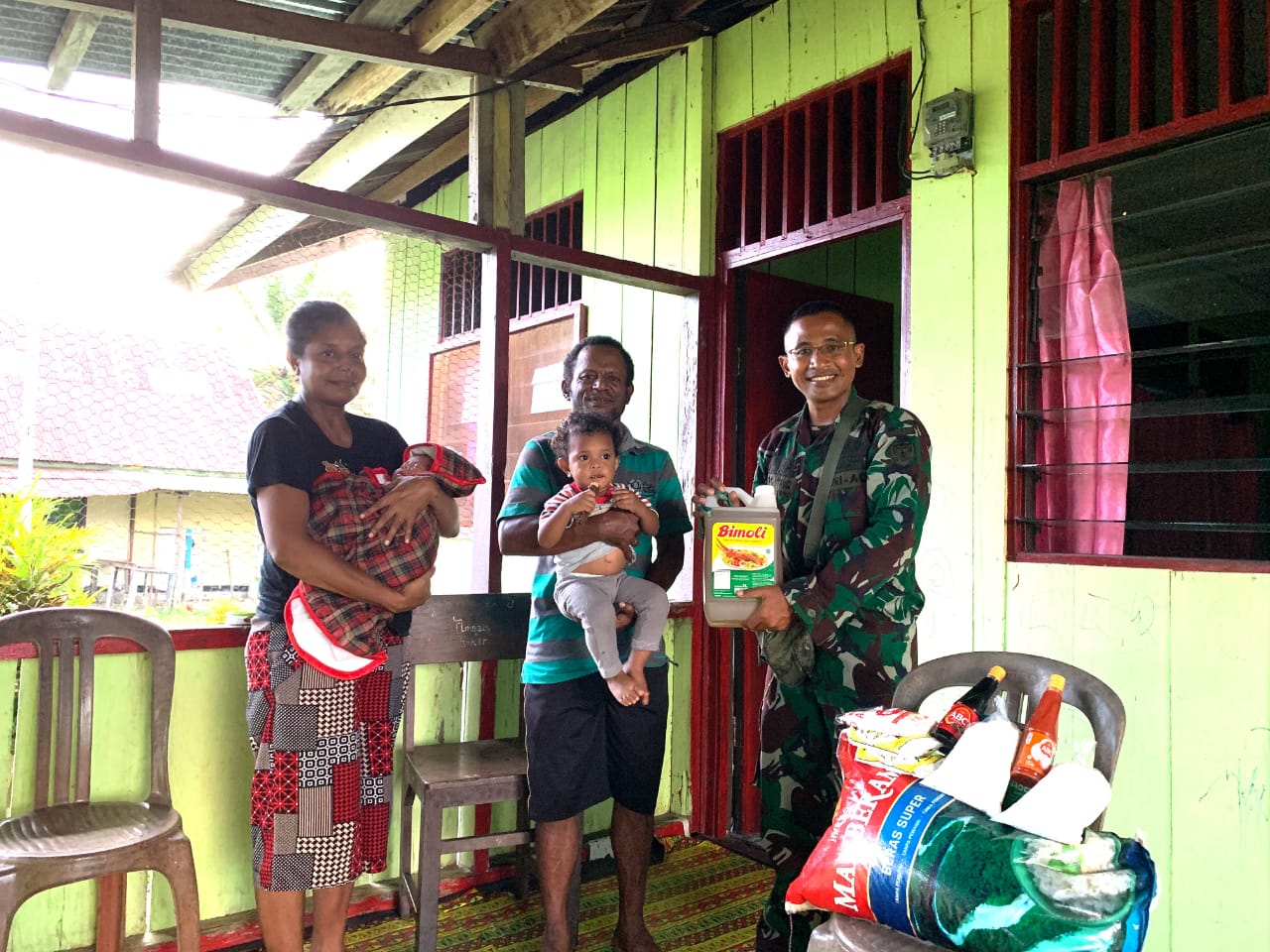 Desember Penuh Kasih, Satgas Pamtas Yonif 312/KH Silaturahmi Ke Ibu Pendeta Fransiska Di Perbatasan