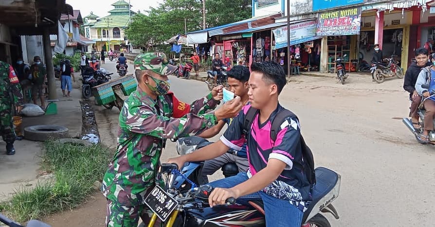 Lindungi Warga dari Paparan Covid-19, Koramil Menyuke Bagikan Masker