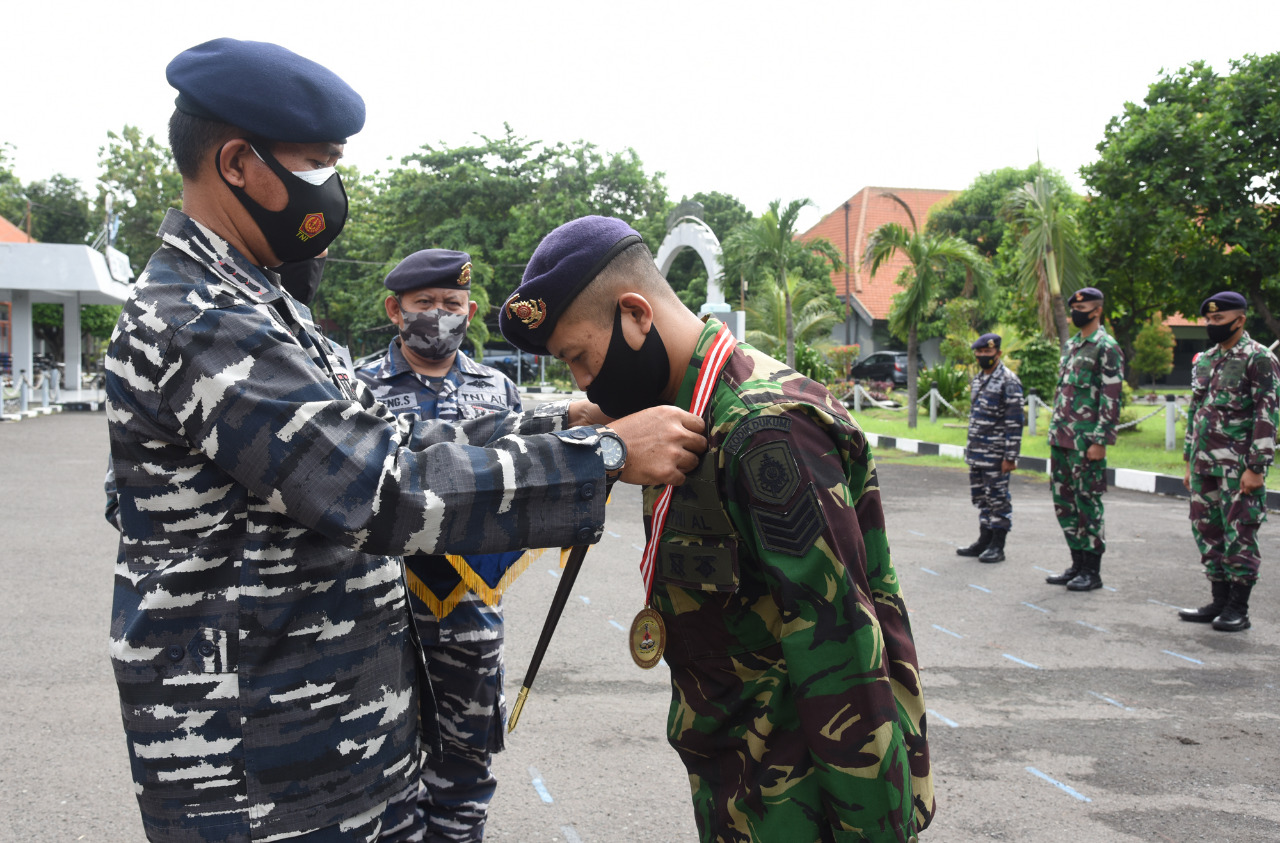 Danpusdiktek Kodiklatal Tutup Diklaba TNI AL XII Kejuruan Teknik