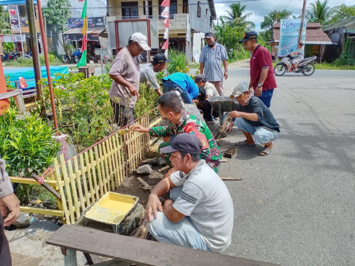 Percantik Poskamling, Babinsa Makrampai dan Warga Kerja Bhakti Pasang Pagar