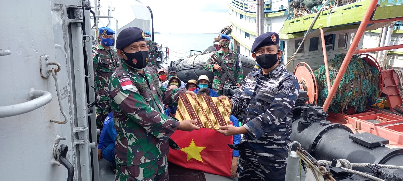 Lanal Ranai Terima Barbuk KIA Tangkapan KRI Sutedi Senoputra-378