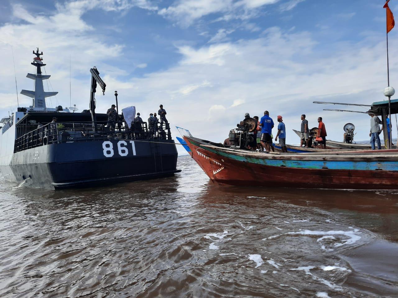 KRI Lepu-861 Bagikan Bansos Jelang Hari Dharma Samudera