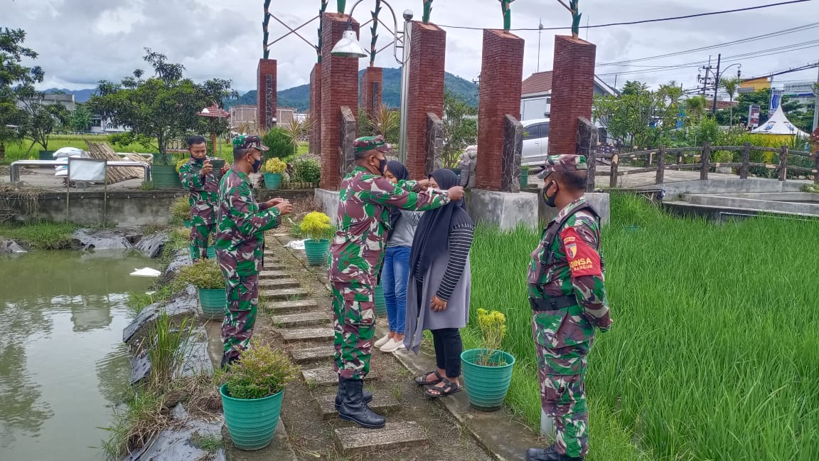 Cegah Penyebaran Covid-19, Anggota Personil Kodim 0806/Trenggalek Bagikan Masker Pada Warga Pengunjung Tempat Wisata