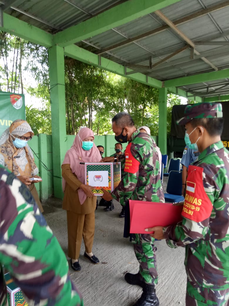 Kodim 0510/Trs Berikan Sembako Kepada Keluarga Tim Medis Terdampak Covid-19