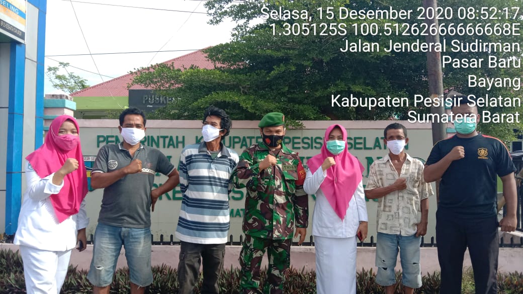 Cegah Penyebaran Covid-19 Babinsa Koramil 06/Bayang Bagikan Masker Bersama Petugas Puskesmas