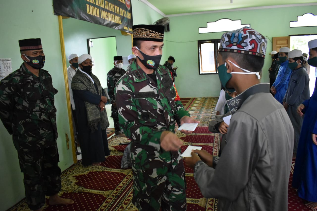 Dandim Barabai Berbagi Tali Asih Kepada Anak Yatim Piatu Di Hari Juang TNI-AD