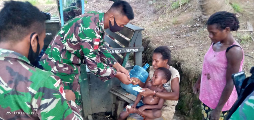 Datang Ke Pos Untuk Berobat, Satgas Yonif Raider 100/PS Pos Wambes Cepat Berikan Penanganan Luka Adik Bryan